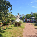 Ein großes Gelände mit feiernden Menschen