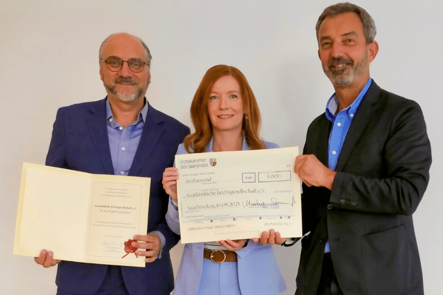 Dr. Steffen Wagner (1. Vorsitzender der Saarländischen Krebsgesellschaft), Sabine Rubai (Geschäftsführerin der Saarländischen Krebsgesellschaft) und Dr. Markus Strauß (Präsident der Ärztekammer des Saarlandes) bei der Preisverleihung.
