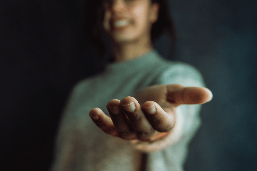 Eine Frau streckt ihre Hand aus