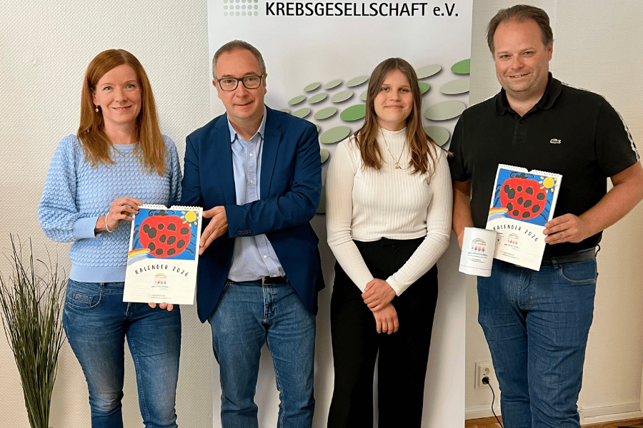 Sabine Rubai und Anna Hampel übergeben eine Spendendose