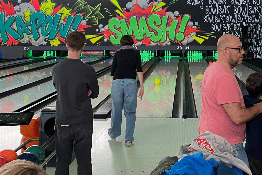 Eine Frau wirft eine Bowlingkugel