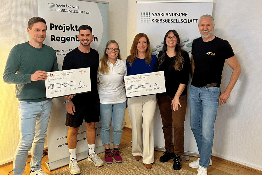 Sabine Rubai nimmt einen Spendenscheck entgegen