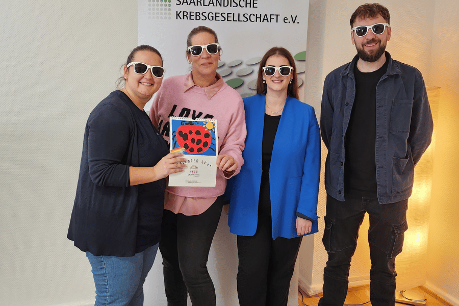 Unsere Mitarbeiterin nimmt die Spende von drei Mitarbeitenden der Firma Zucchetti in Empfang