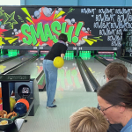 Eine Frau auf der Bowlingbahn