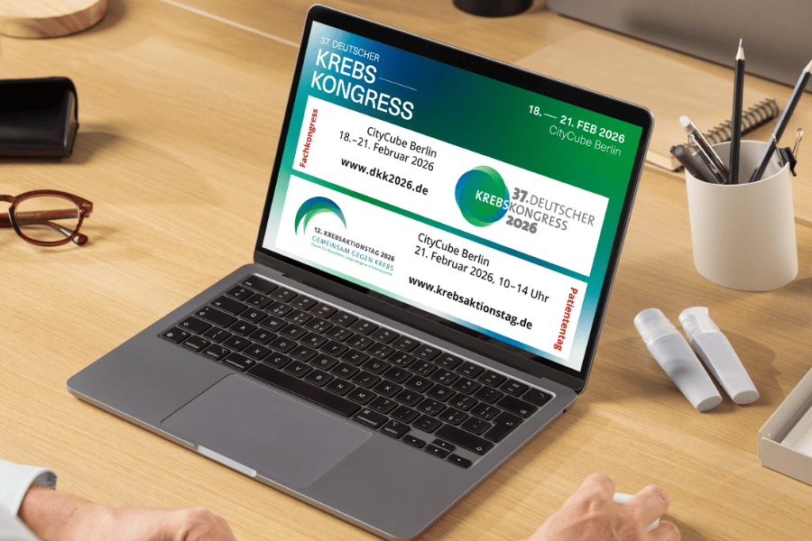 Ein aufgeklappter Laptop mit Infos zum deutschen Krebskongress 2026