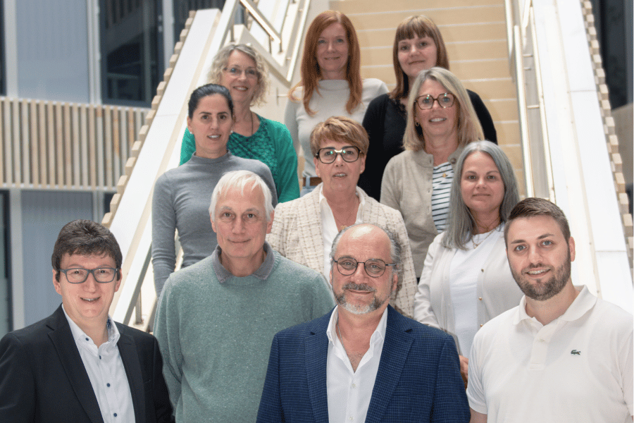Die Teilnehmenden der Onkolotsinnen Fortbildung auf einer Treppe