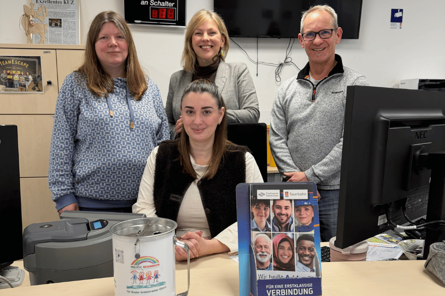 Das Serviceteam der Saarbahn mit Spendendose der Saarländischen Krebsgesellschaft