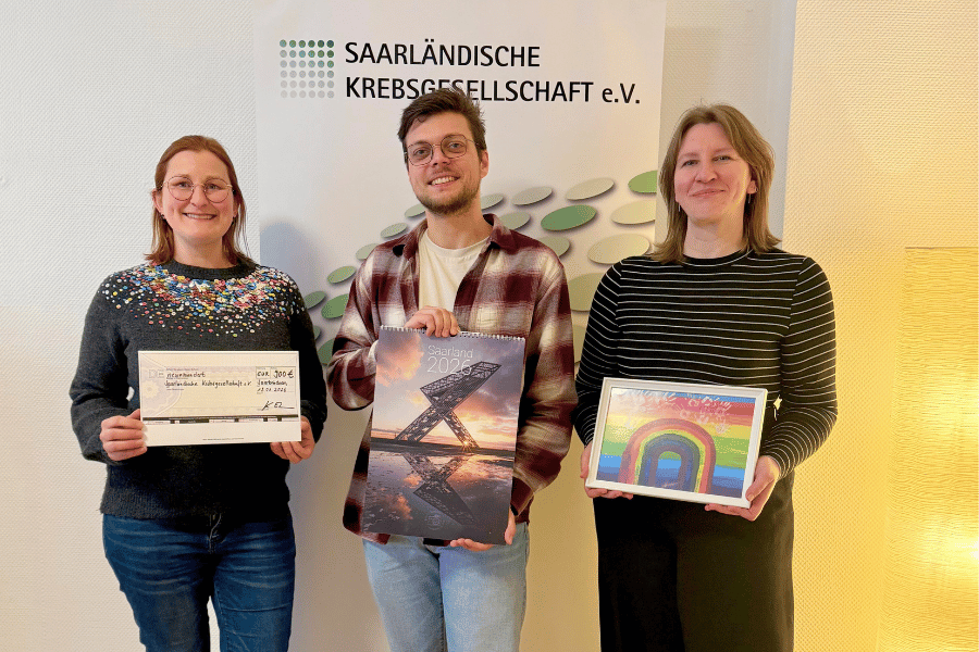 Julia Stief, Kevin Ehm und Jessica Selzer bei einer Spendenübergabe