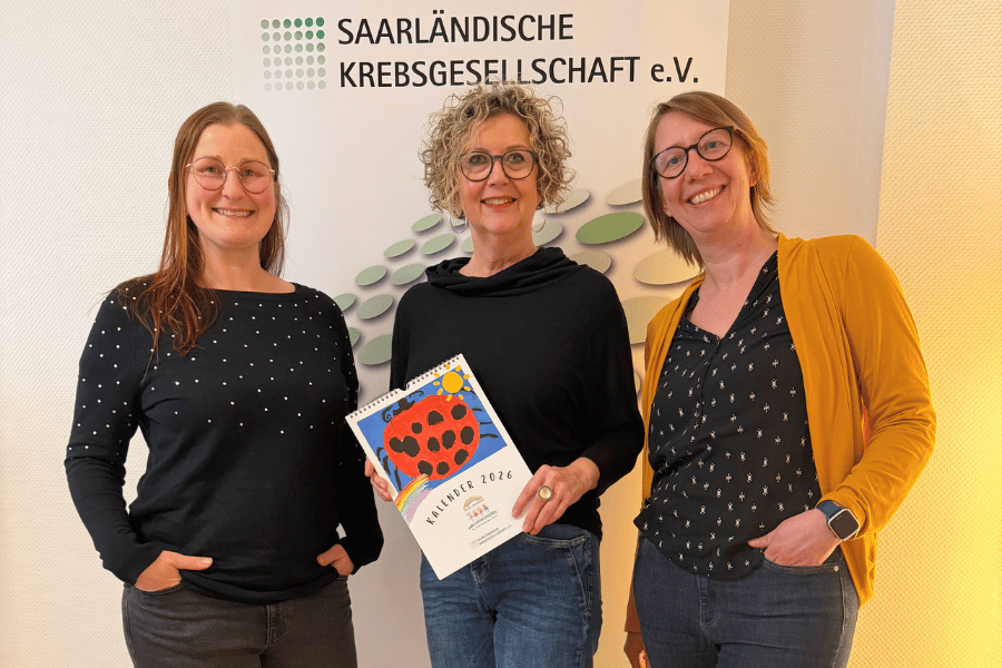 Julia Stief, Isabell Gawron und Melanie Kratz bei einer Spendenübergabe