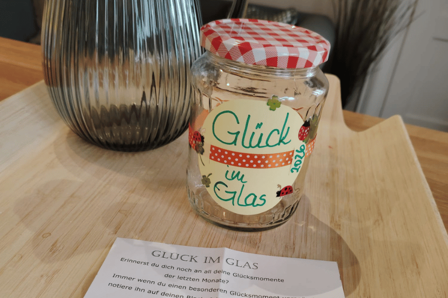 Ein Glas mit der Aufschrift Glück im Glas.