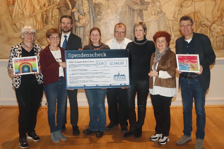 Auf dem Foto (von links): Hannah Schmitt, Mechthild Marx, Veris-Pascal Heintz, Julia Stief, Oliver Reis vom Musikverein Niederlinxweiler, Stephanie Maurer, Annemarie Wilhelm und Bürgermeister Peter Klär.