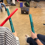Zwei Frauen mit Trommelsticks