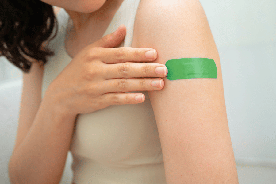 Ein grünes Pflaster auf einem Arm