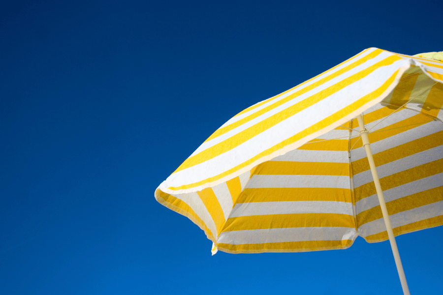 Sonnenschirm vor blauem Himmel