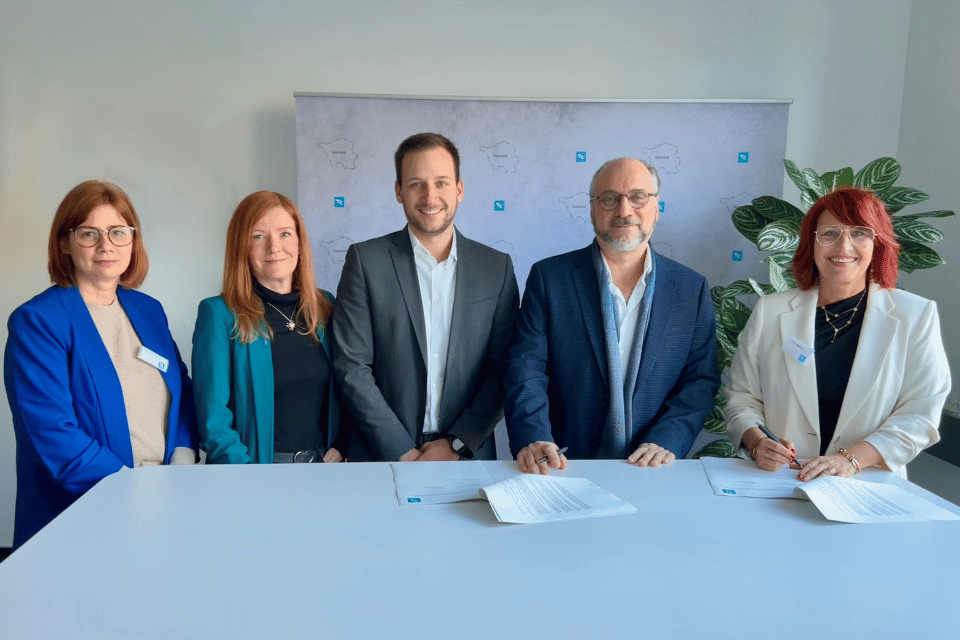 VertreterInnnen der Saarländischen Krebsgesellschaft und der Techniker Kasse unterschreiben einen Kooperationsvertrag