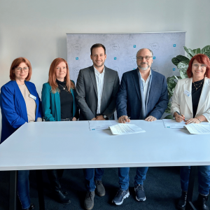 VertreterInnnen der Saarländischen Krebsgesellschaft und der Techniker Kasse unterschreiben einen Kooperationsvertrag