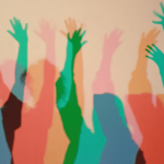 Schatten von mehreren Personen auf einer Wand