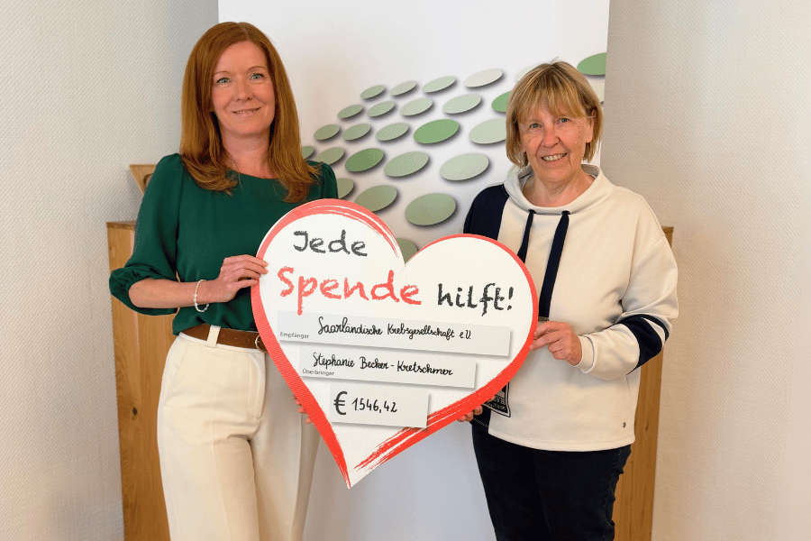 Stephanie Becker-Kretschmer übergibt einen Spendenscheck an Sabine Rubai