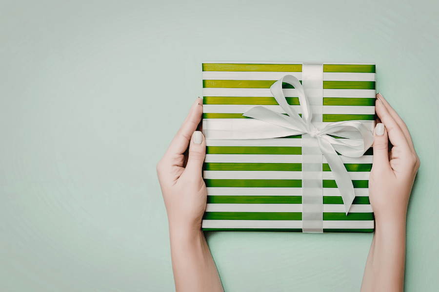 Zwei Hände halten ein Geschenk
