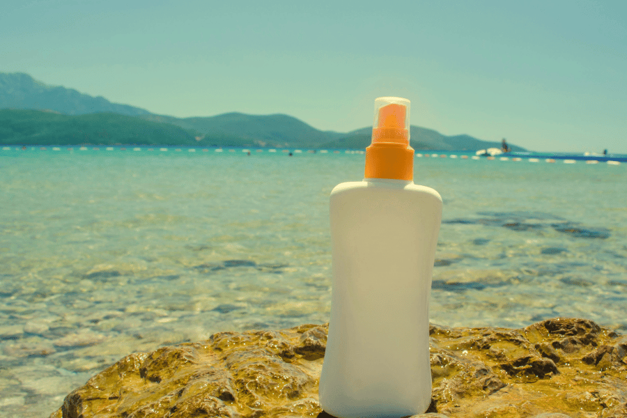 Sonnencreme auf einem Felsen, vor dem Meer.