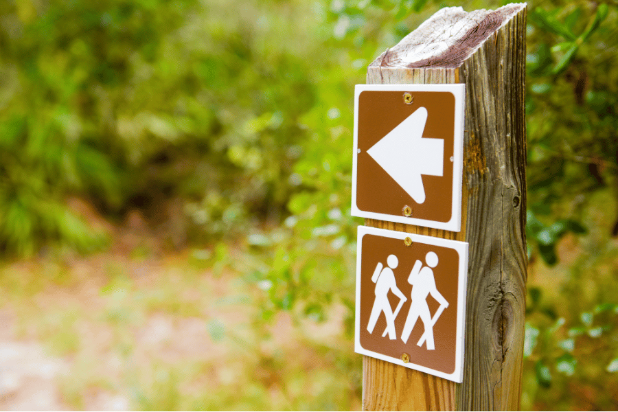 Schilder auf einem Wanderweg