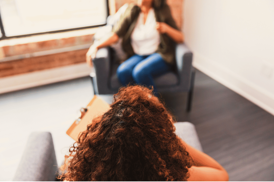 Zwei Frauen sitzen sich gegenüber